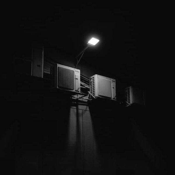 Quelles sont les étapes pour installer un éclairage extérieur avec capteur crépusculaire ?