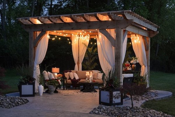 Quels matériaux utiliser pour construire une pergola en bois composite ?